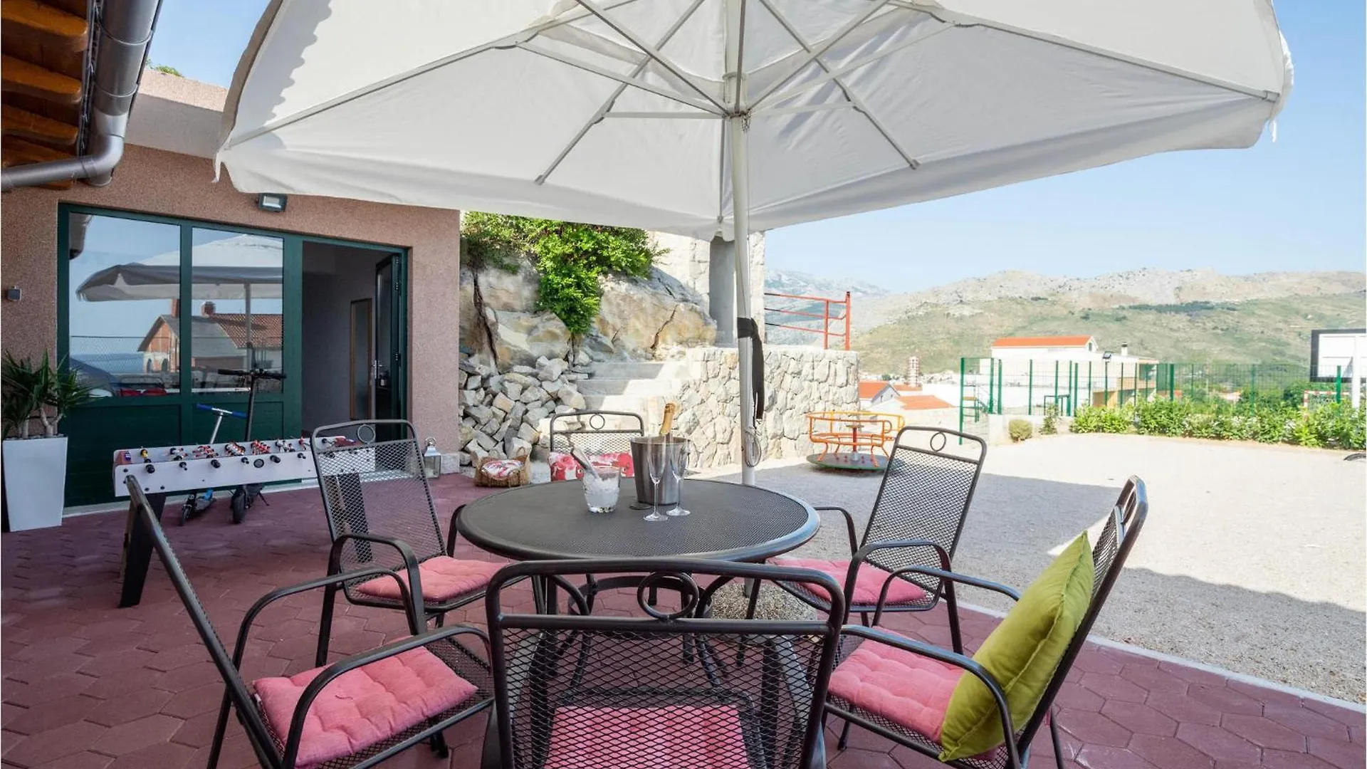 Cozy Apartment In Split With Kitchen